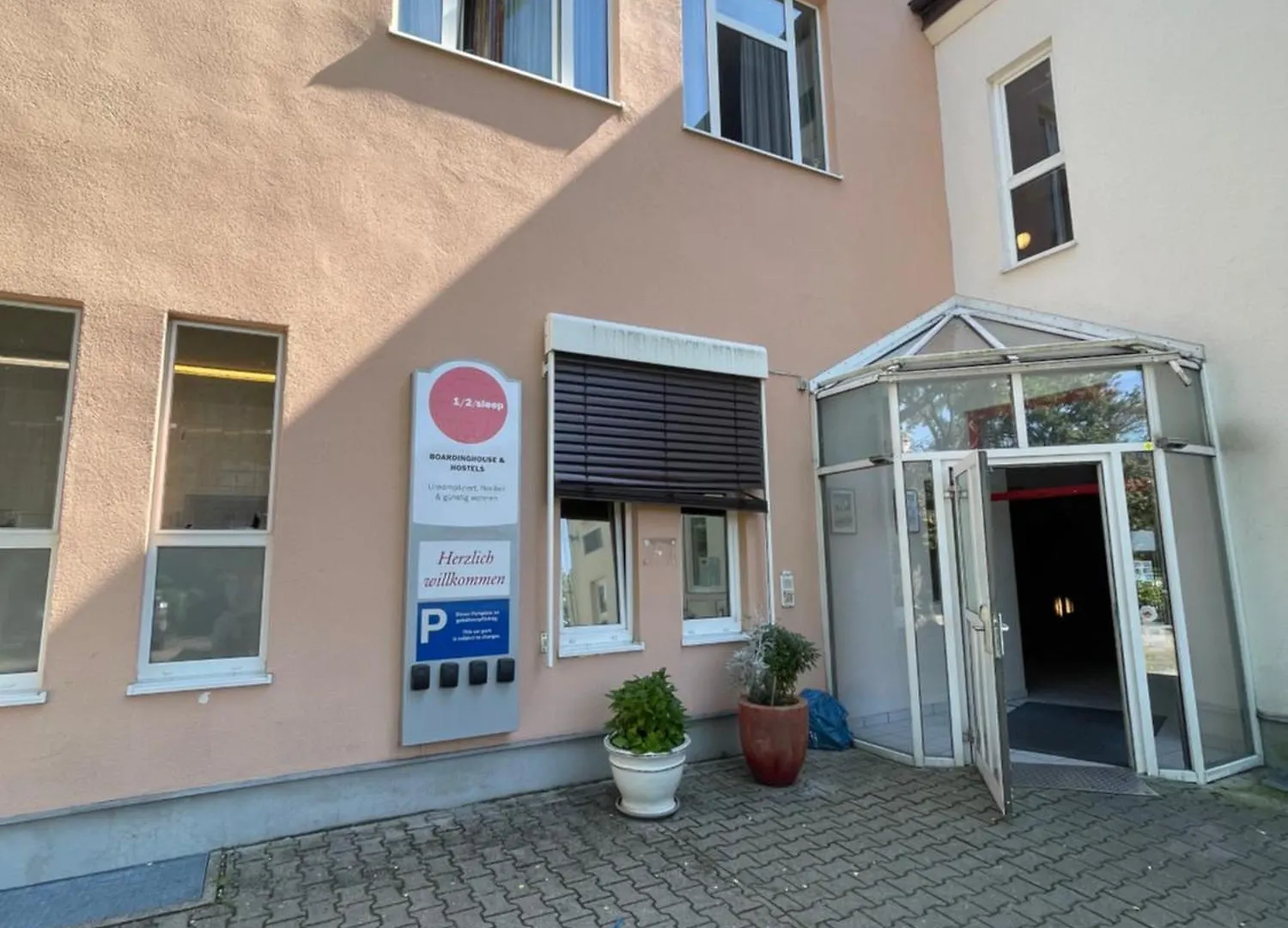 1, 2, Sleep Boardinghouse Unterschleissheim Zentrum 3*,  Německo